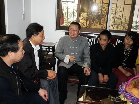 一人照顾8名孤儿　中专教师盼助养合法化