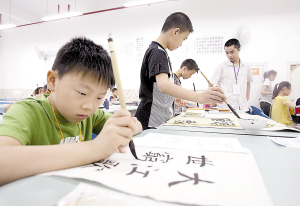 学校编写书法教材　促进学生练习书法