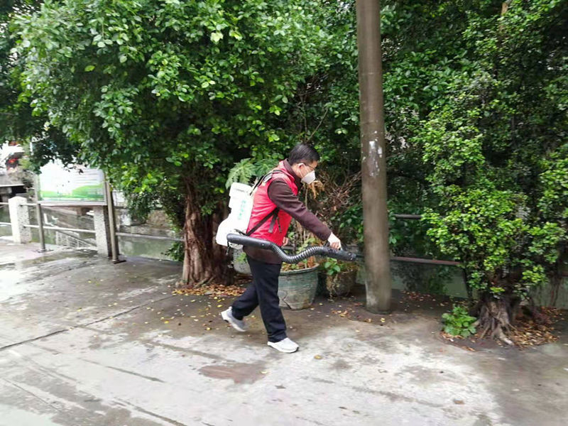 三桂小学党支部书记陈灿辉到村居清洁消毒.png