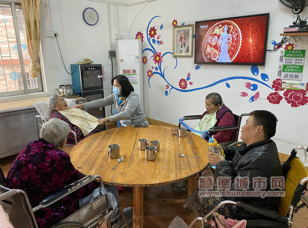 朱月霞了解长者的身体健康状况.jpg