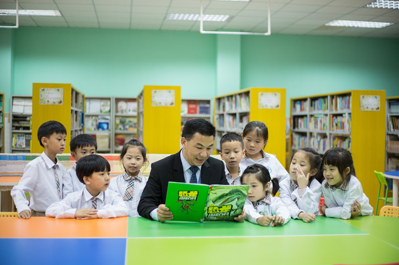 佛山市顺德区美的学校《校长和孩子们》.jpg