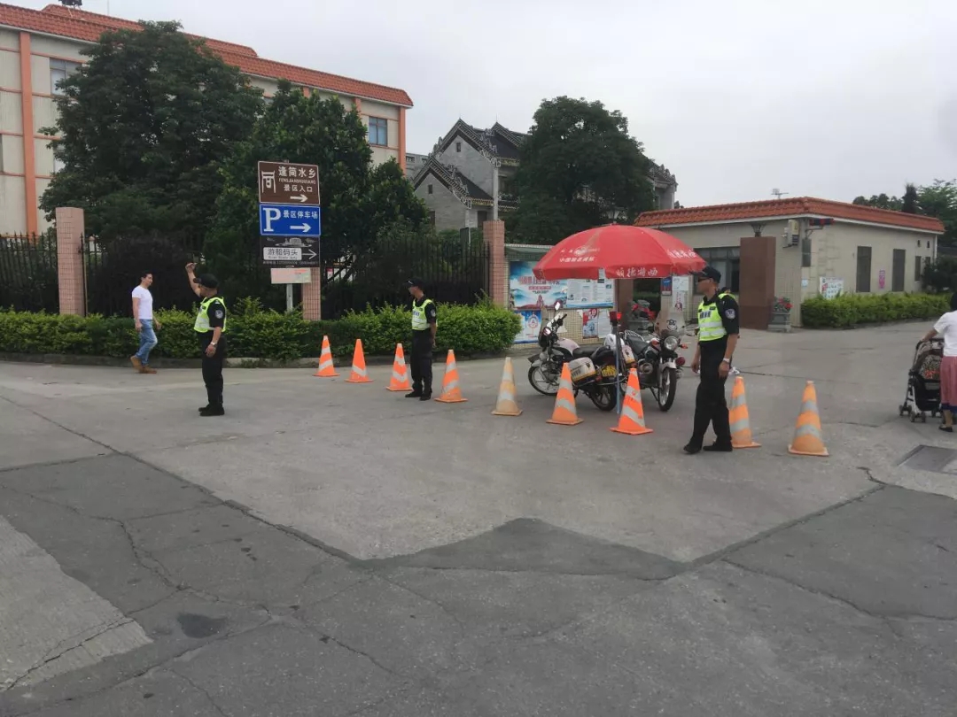 ▲刘长华（左二）生前在路口设卡.webp.jpg