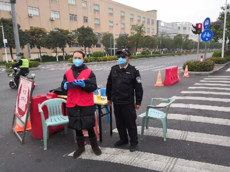 ▲刘长华（右）生前在路口设卡.webp.jpg