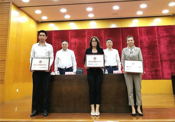 何科锟（左一）代表东平社区上台领奖.jpg