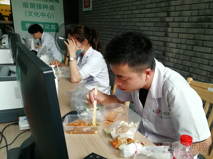 工作人员为接种争分夺秒。_副本_1.jpg