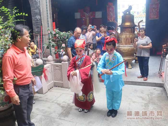 标哥指导孩子们拜礼。.jpg