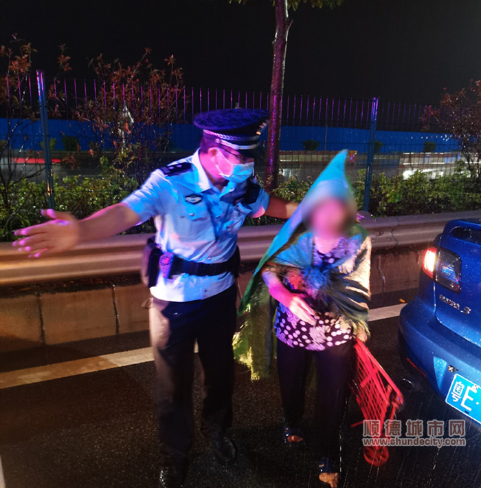 警察找回走失老人。.jpg