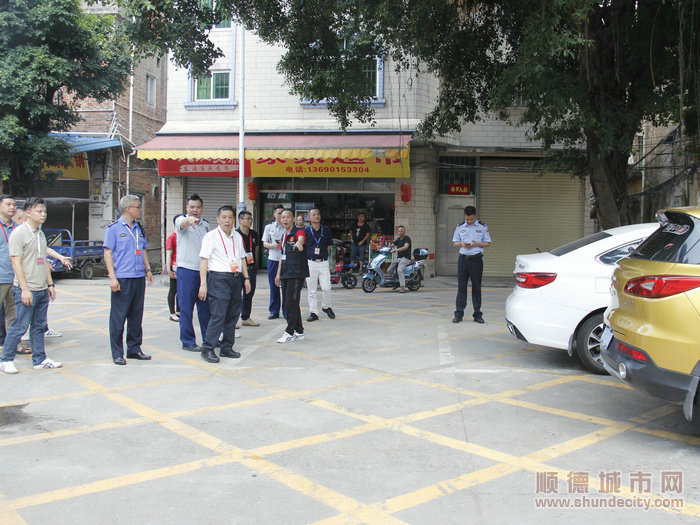 晚上时，道路两头堵塞很严重，禁停区域也经常停满了车。.JPG