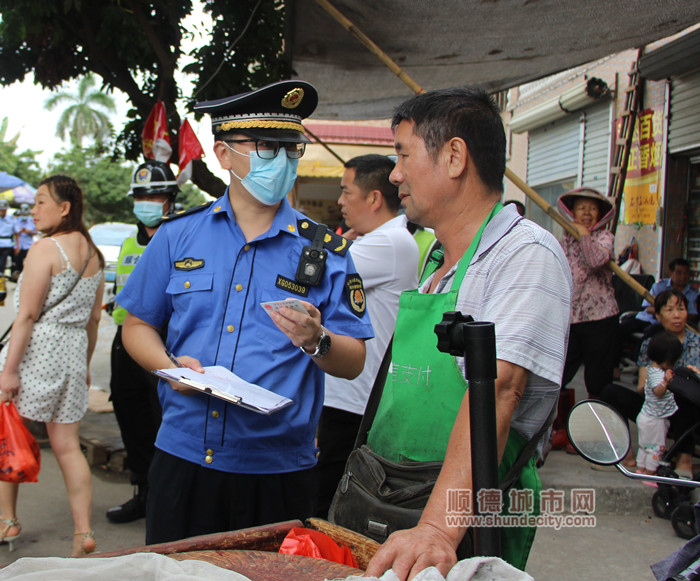 执法人员跟流动摊贩讲解相关管理规定.jpg