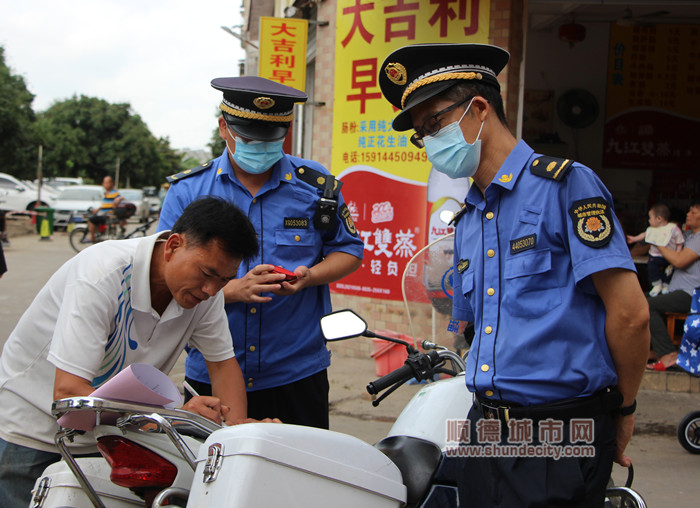 对乱摆卖经营者进行教育，并登记其身份证.jpg