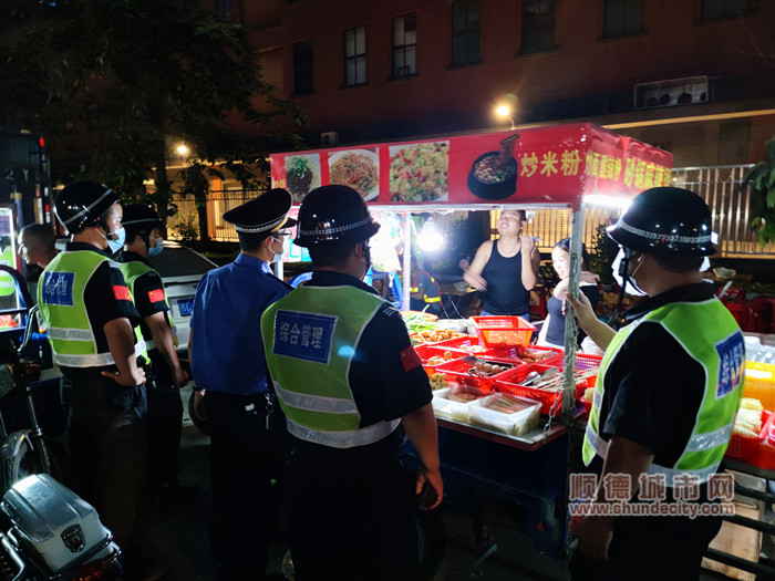 执法人员晚上也不停歇，走上街头整治流动摊贩，还市民良好生活环境。.jpg