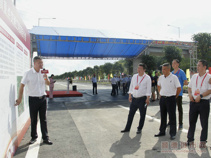 龙江镇副镇长刘振峰介绍龙江路网格局。.JPG