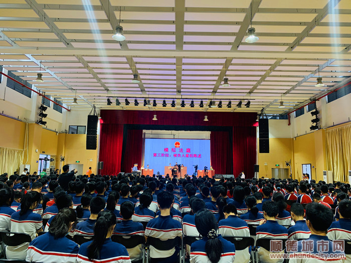 同学们认真旁听“庭审”。.jpg