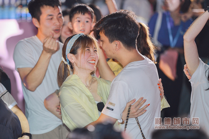 观众席也“甜度超标”.jpg