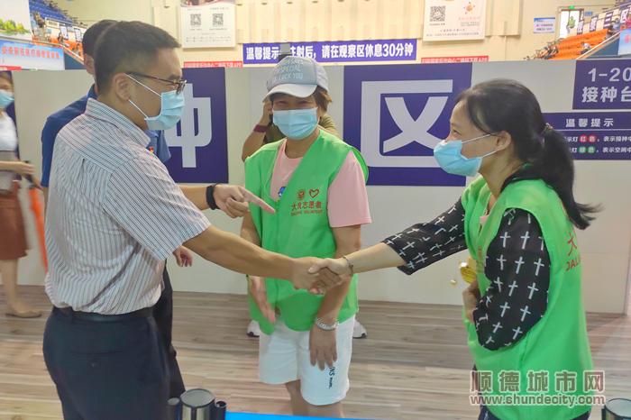 为疫苗接种一线志愿者送上亲切关怀与问候.jpg