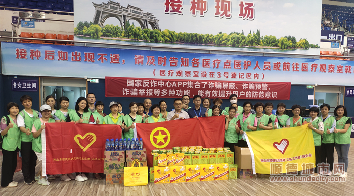 丁加刚慰问疫苗接种一线的志愿者.jpg