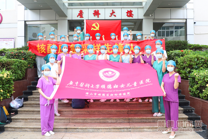 医院火速集结了由26人组成的第一批核酸采样应急支援队伍.jpg