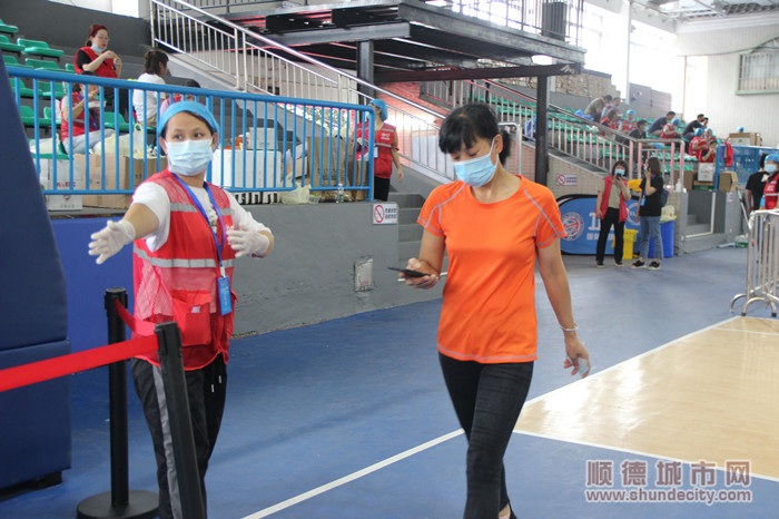 北滘碧江民乐公园核酸检测采集点 义工、志愿者 叶燕芳 (9)_副本.jpg