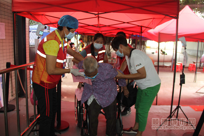 北滘碧江民乐公园核酸检测采集点 义工、志愿者 老人专区、协助老人 (22)_副本.jpg