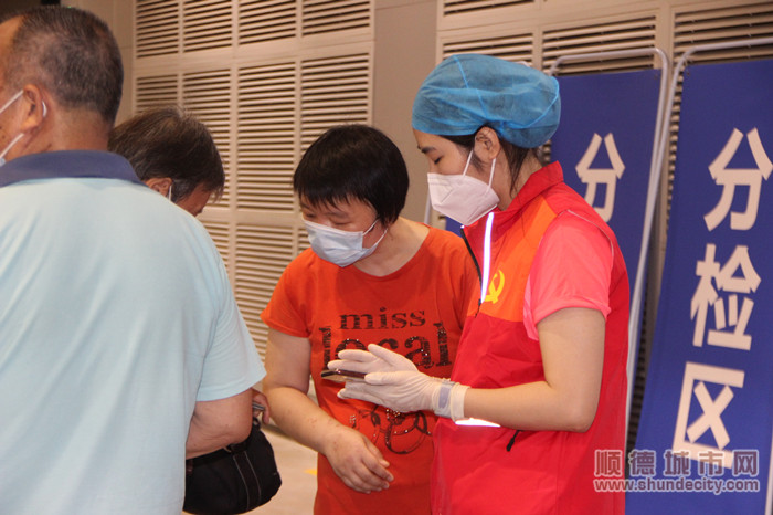 北滘 潭洲国际会展中心核酸检测采集点 党员志愿者 (4)_副本.jpg