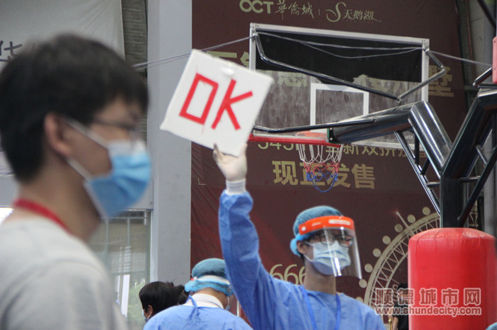 北滘活力休闲体育中心核酸检测采集点 排队ok (7)_副本.jpg