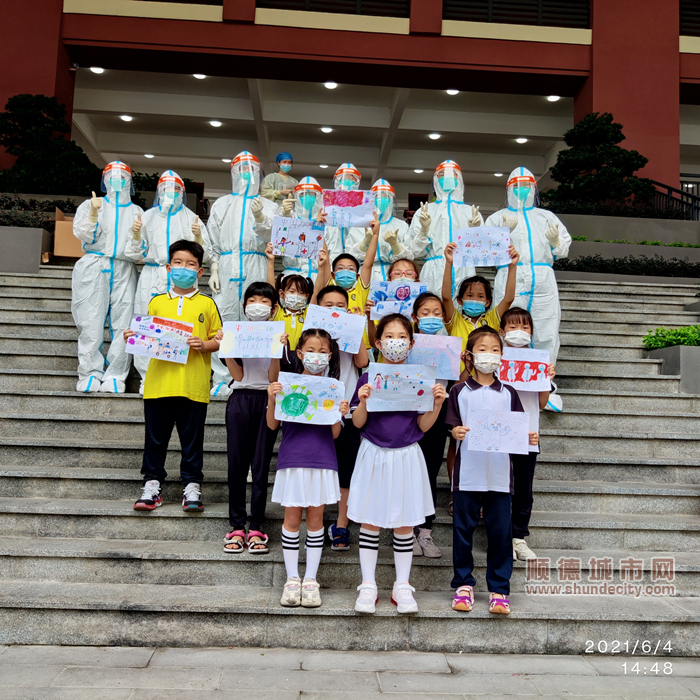 群力小学的学生们为医护人员画画致敬.jpg