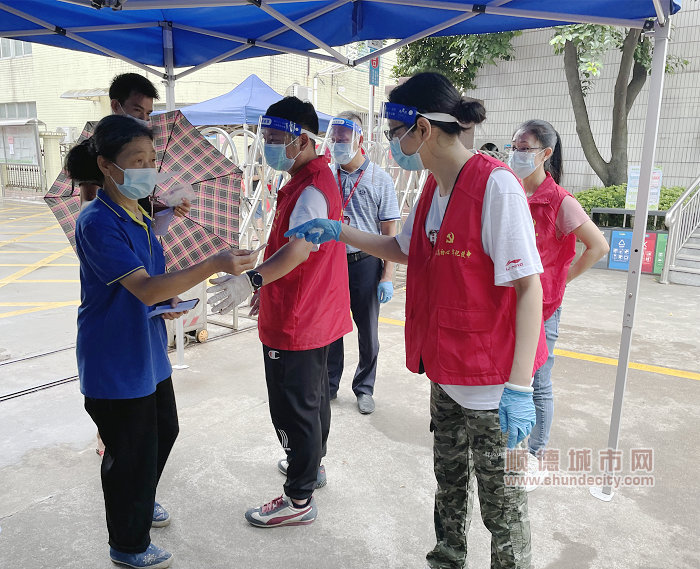 端午假期，区财政局支援大良南江社区疫苗接种工作 (1).jpg