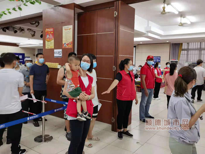 端午假期，区财政局支援大良南江社区疫苗接种工作 (2).jpg