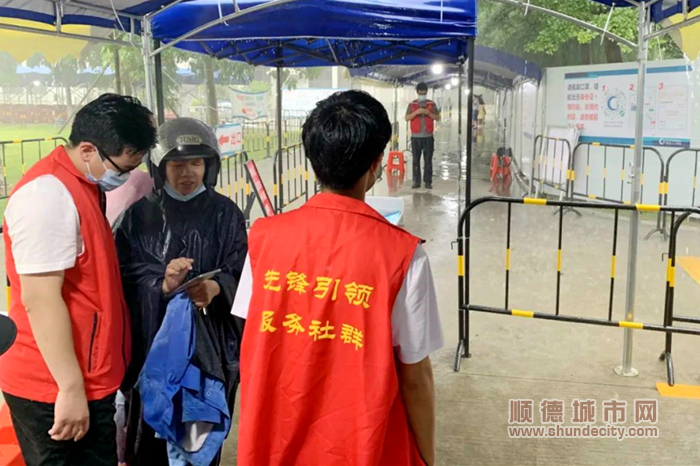风里雨里，志愿者都在坚守.jpg
