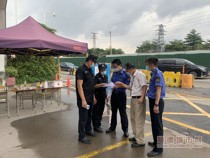 余钢在执法活动现场（左三）.jpg