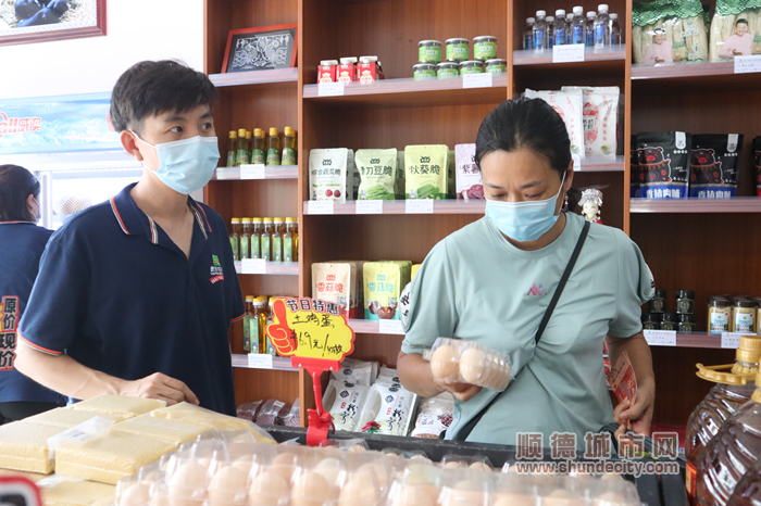 市民正在选购农产品.jpg