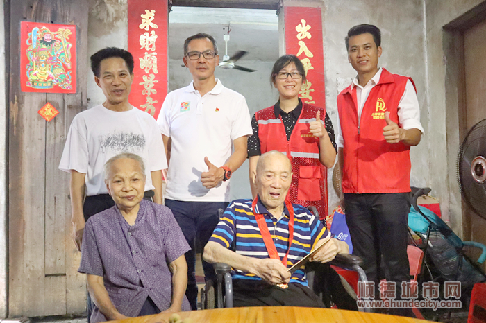 北滘镇领导入户探访老党员.jpg