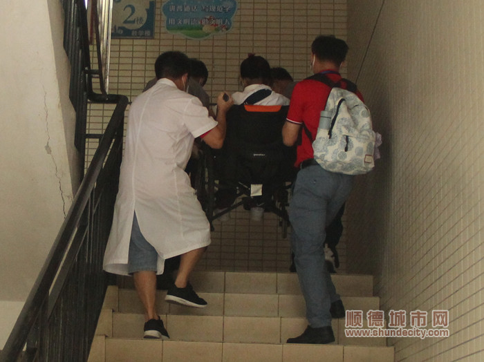 学校服务人员护送考生1_副本.jpg