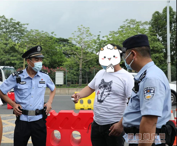 图二_副本向民警寻求帮助.jpg