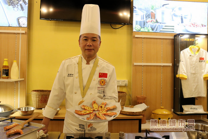 连庚明烹制“香芒芝士焗大虾（资料图）.JPG