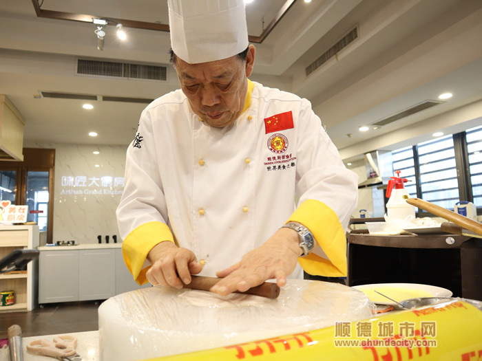 罗福南仔细地处理食材。.jpg