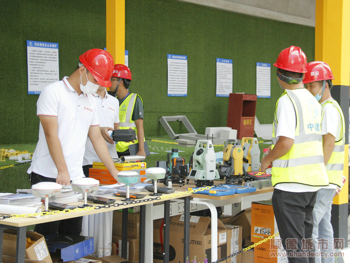 参观了解保障安全的器具。.JPG