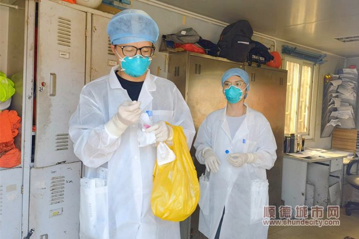 谢佳敏（右）和同事对环境进行采样_副本.png