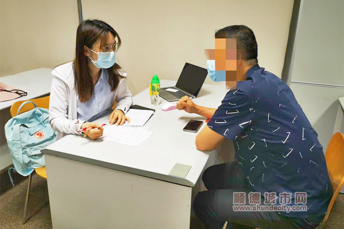 谢佳敏（左）详细了解盐田港内公司及人员有关情况_副本.png