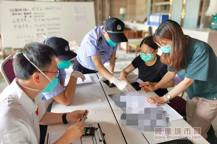 谢佳敏（右一）和省疾控传防所、云浮疾控人员到隔离酒店调研酒店管理_副本.png
