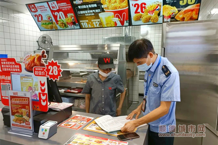 检查组检查“华某士”餐厅的证照资质.jpg