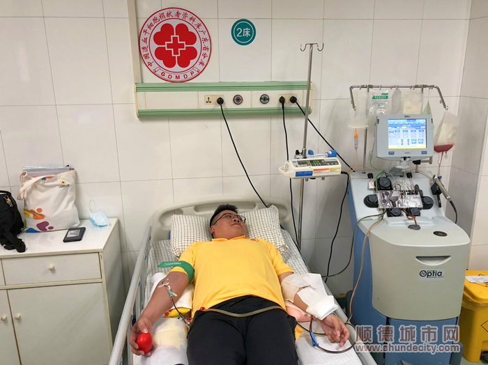 历经近5个小时，黎永兴顺利捐献了330毫升造血干细胞混悬液.jpg