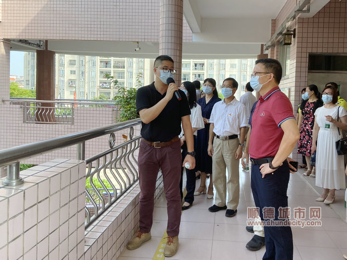 视察坤洲小学改扩建工程点 (4).jpg