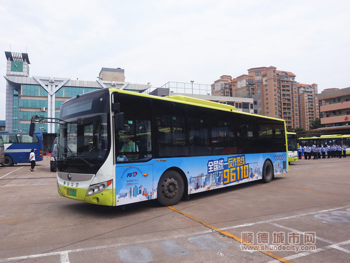 身着“公安蓝”的公交车.jpg