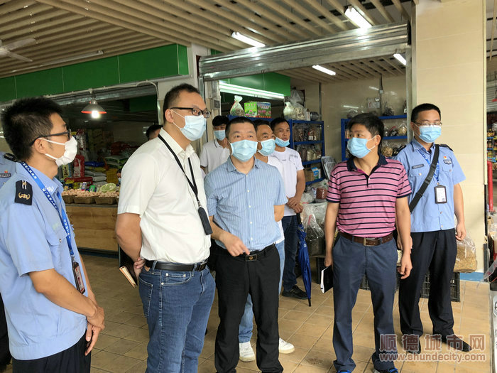 顺德区市场监督管理局副局长孔繁昌来到仙塘亨利市场调研。.jpg