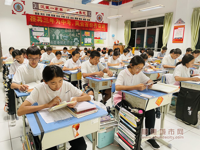学生学习照1_副.jpg