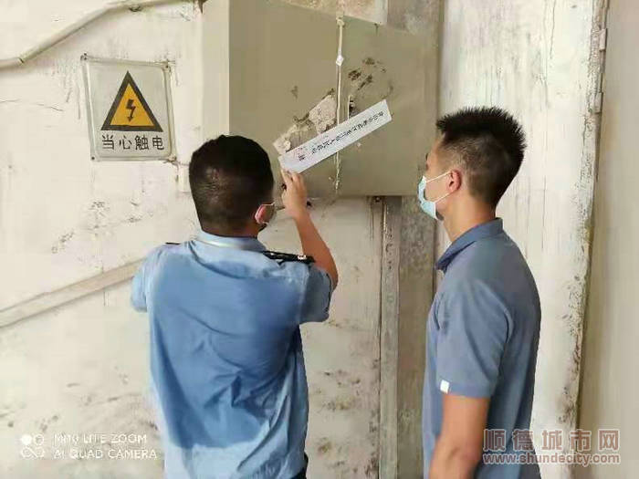 执法人员查封企业。.jpg