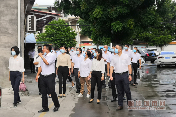 与会人员观摩交流人居环境整治的经验做法.jpg