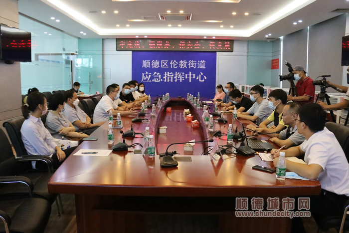 座谈会现场，商协会代表及市民代表畅所欲言。.JPG