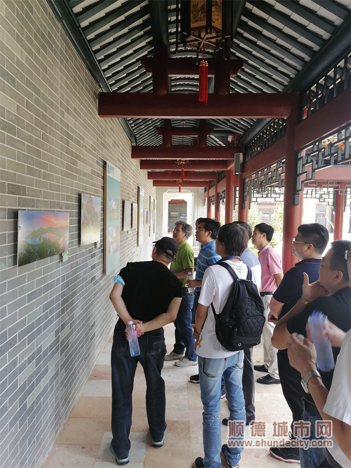 参加开幕式活动人员现场观展2 - 副本.jpg